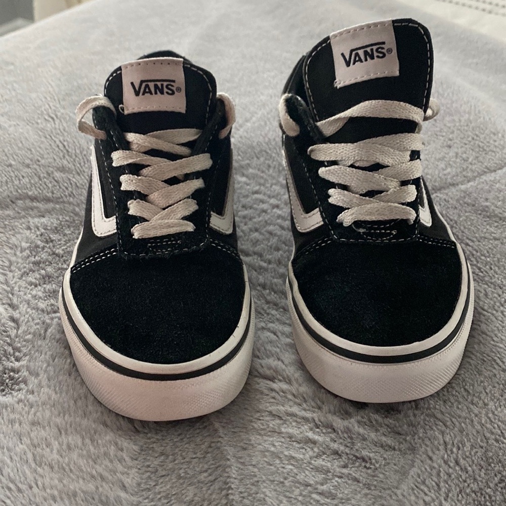 Youth Vans Old Skool Low Sz 2 good condition.